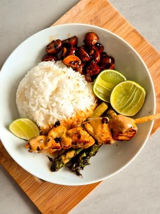 Würzige Hähnchenspieße in Erdnusssauce