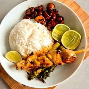 Würzige Hähnchenspieße in Erdnusssauce