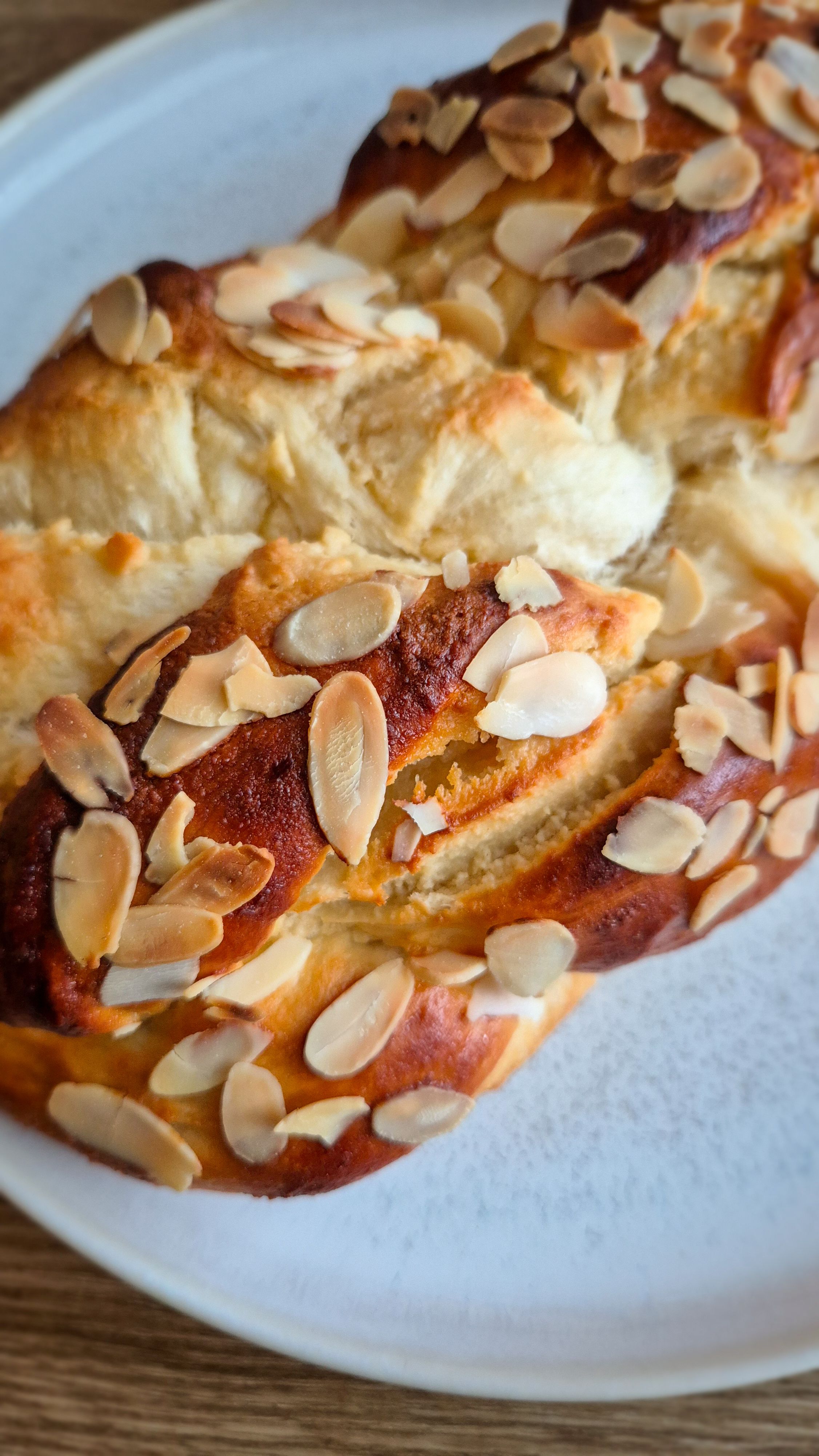 Marzipan Hefezopf – weich, aromatisch & perfekt für die Feiertage - Bild 3