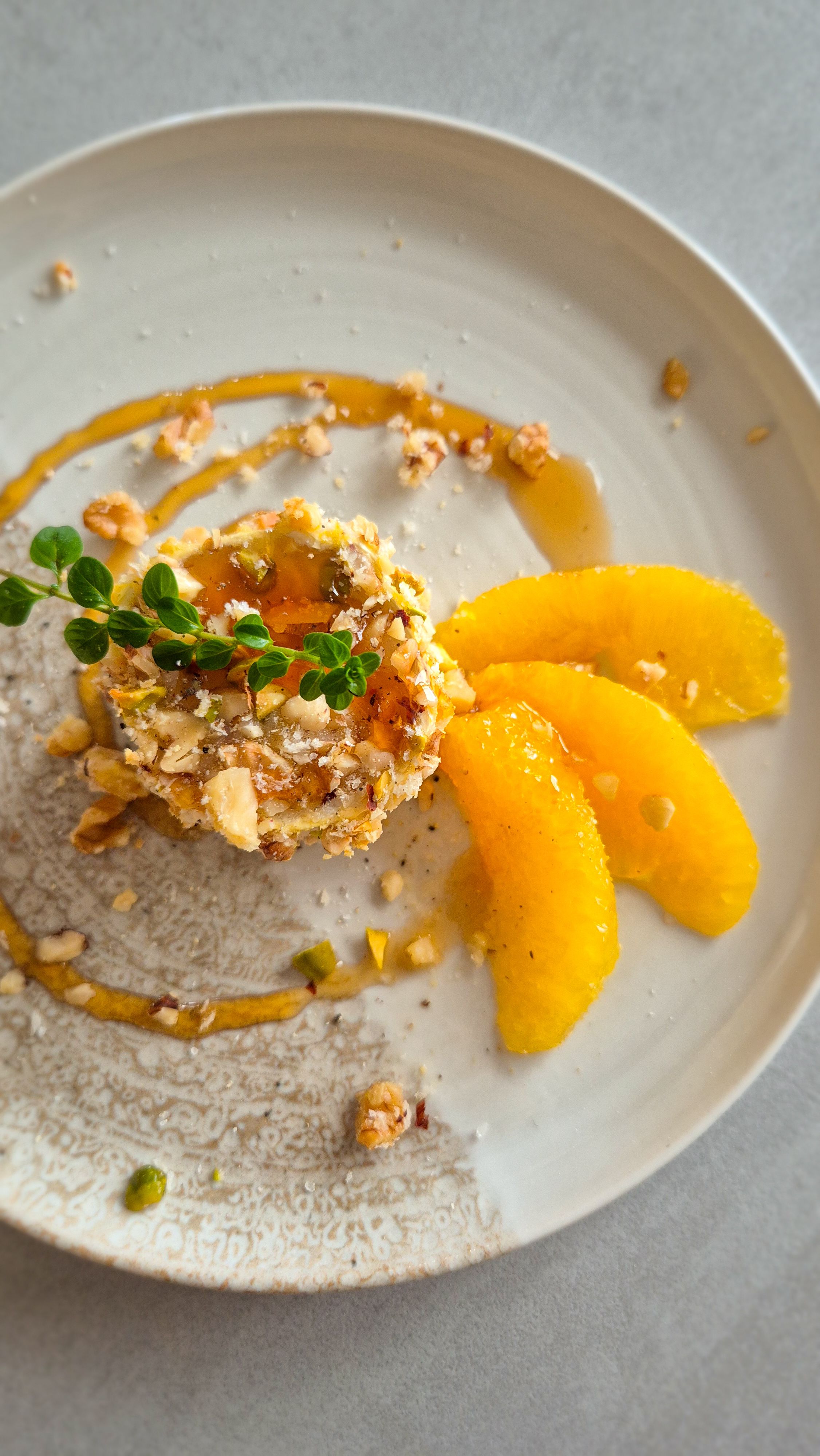 Gebackener Ziegenkäse im Nussmantel mit Honig und Orangenfilets - Bild 3