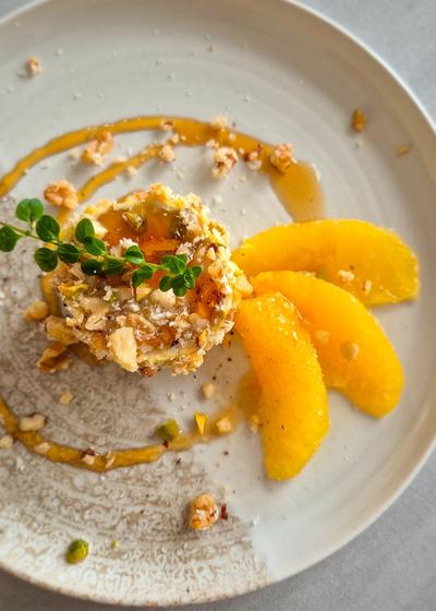 Gebackener Ziegenkäse im Nussmantel mit Honig und Orangenfilets - Bild 3