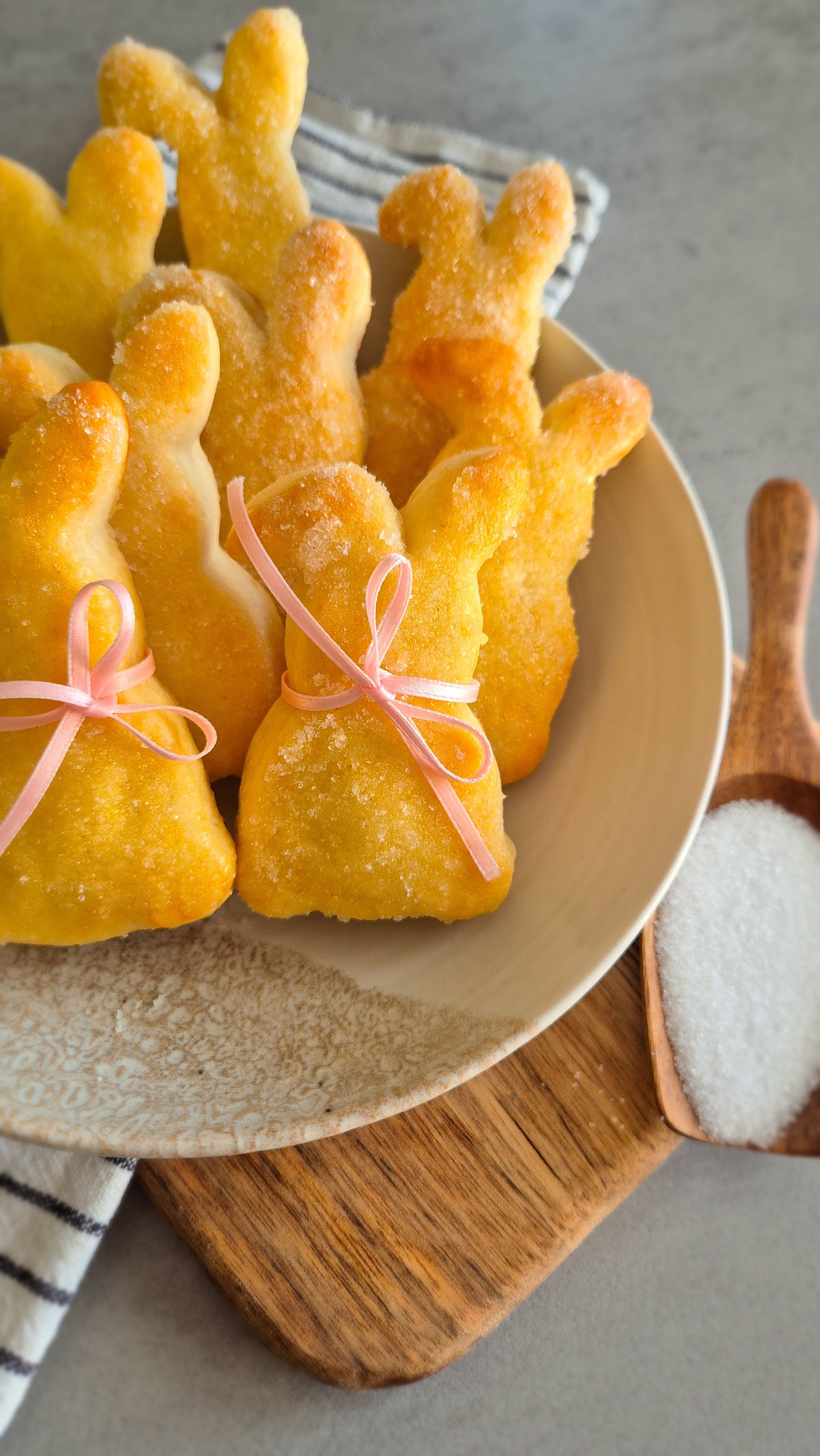 Kleine Osterhasen aus Quark-Öl-Teig auf einem beigen Teller zum Osterbrunch.