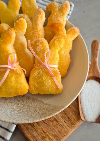 Kleine Osterhasen aus Quark-Öl-Teig auf einem beigen Teller zum Osterbrunch.