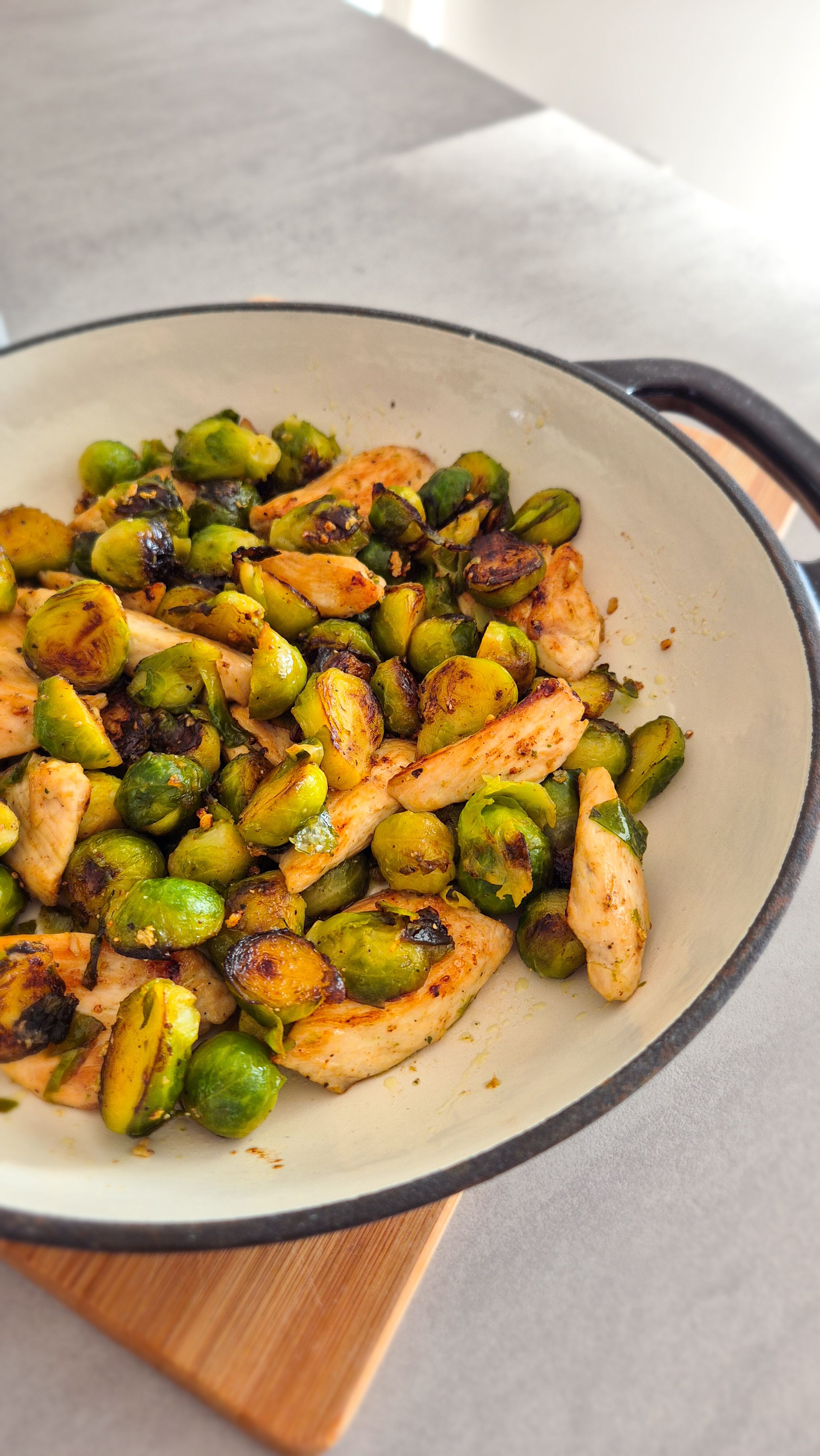 Rosenkohl-Hähnchenpfanne mit Knoblauchbutter