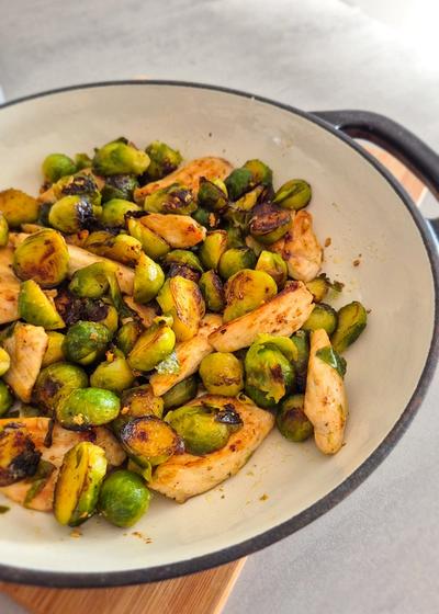 Rosenkohl-Hähnchenpfanne mit Knoblauchbutter - Hauptbild