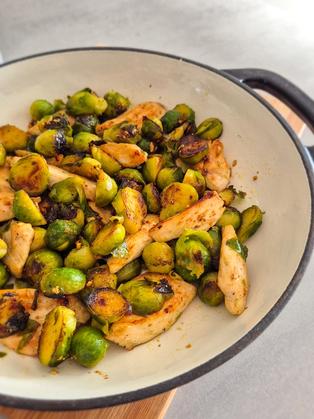 Rosenkohl-Hähnchenpfanne mit Knoblauchbutter