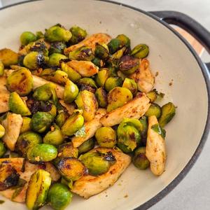 Rosenkohl-Hähnchenpfanne mit Knoblauchbutter