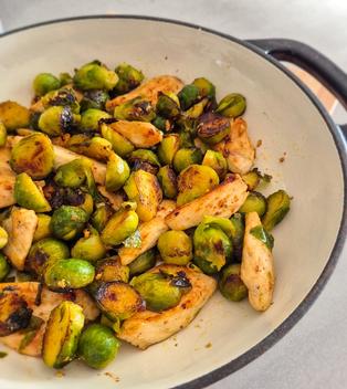 Rosenkohl-Hähnchenpfanne mit Knoblauchbutter