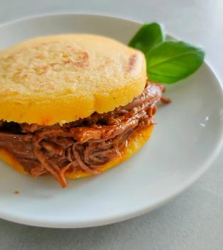 Arepas con Carne Mechada