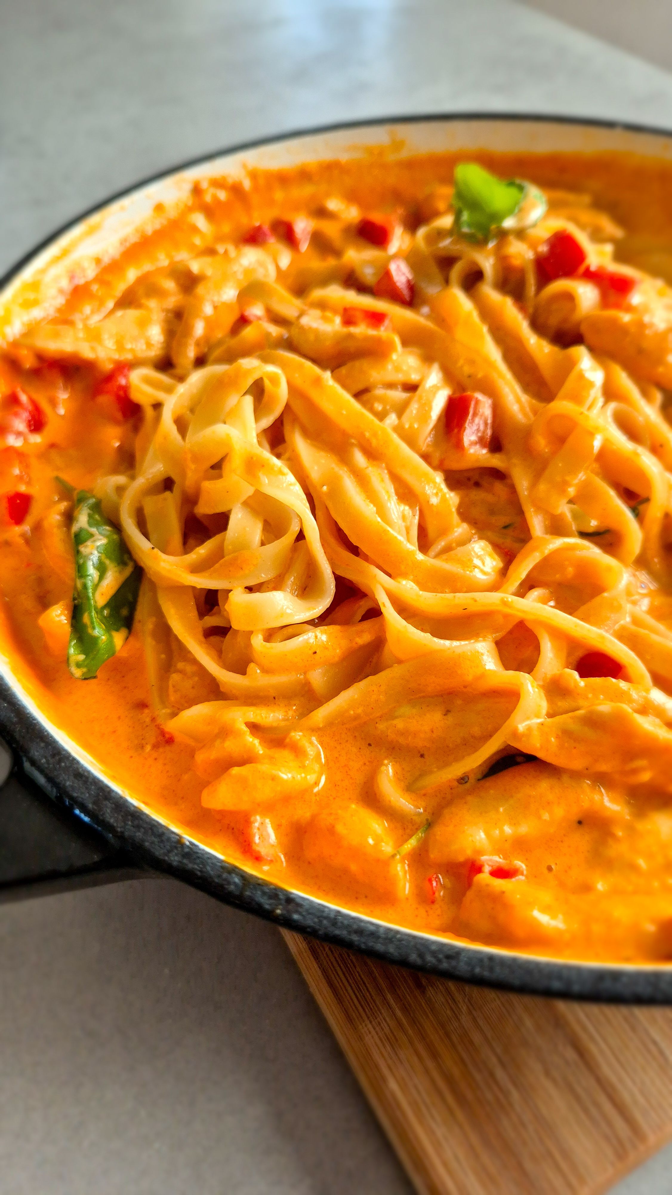 Hähnchenstreifen und Paprika in der Pfanne