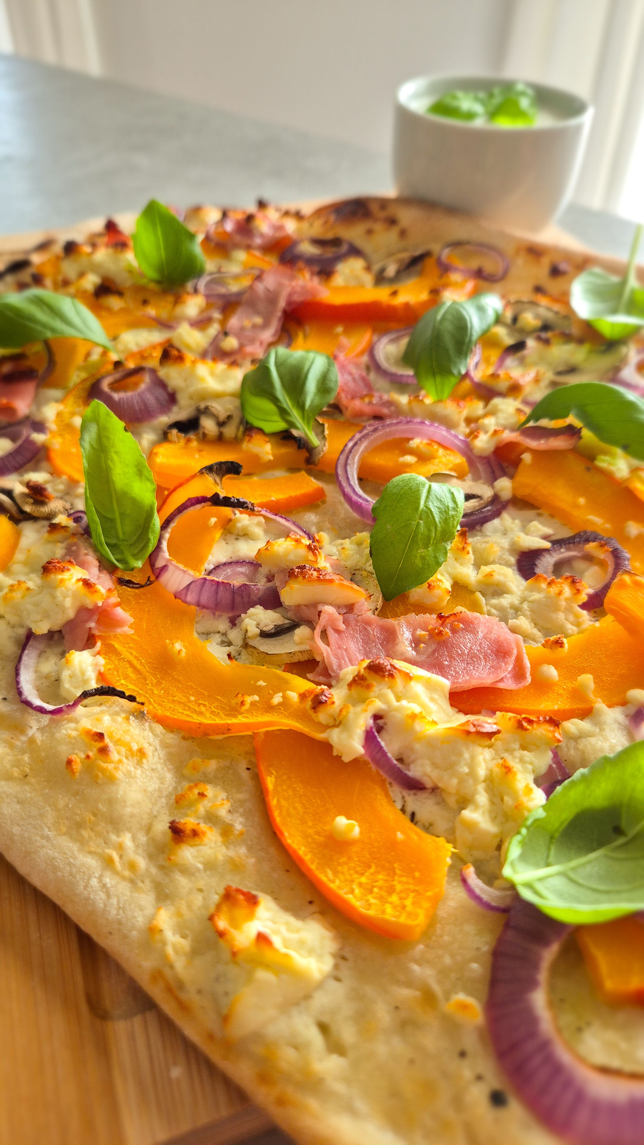 Flammkuchen mit Kürbis, Schinken und Feta frisch aus dem Ofen