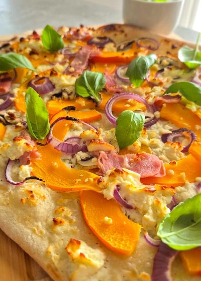 Flammkuchen mit Kürbis, Schinken und Feta frisch aus dem Ofen