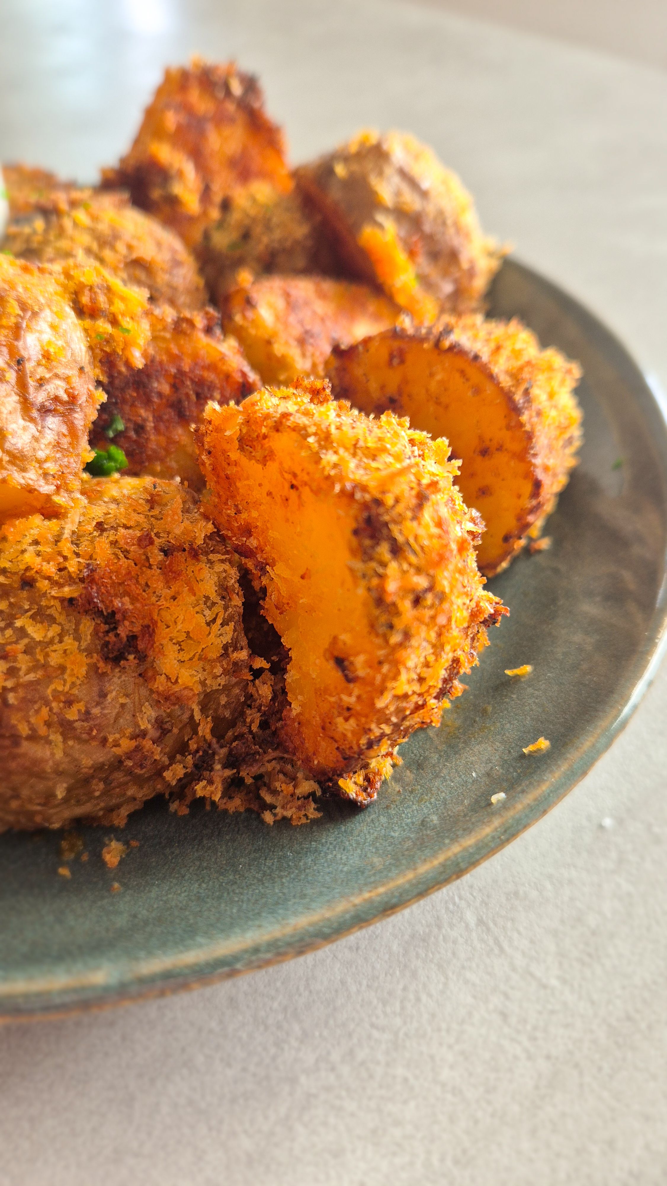 Knusprige Kartoffeln aus dem Ofen mit einer Parmesan-Panko-Panade.