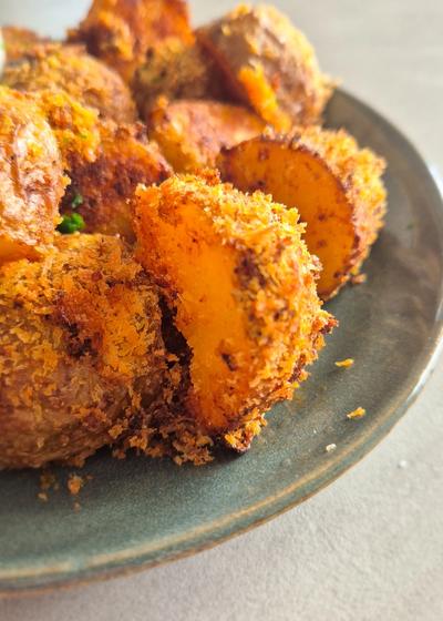 Knusprige Kartoffeln aus dem Ofen mit einer Parmesan-Panko-Panade.
