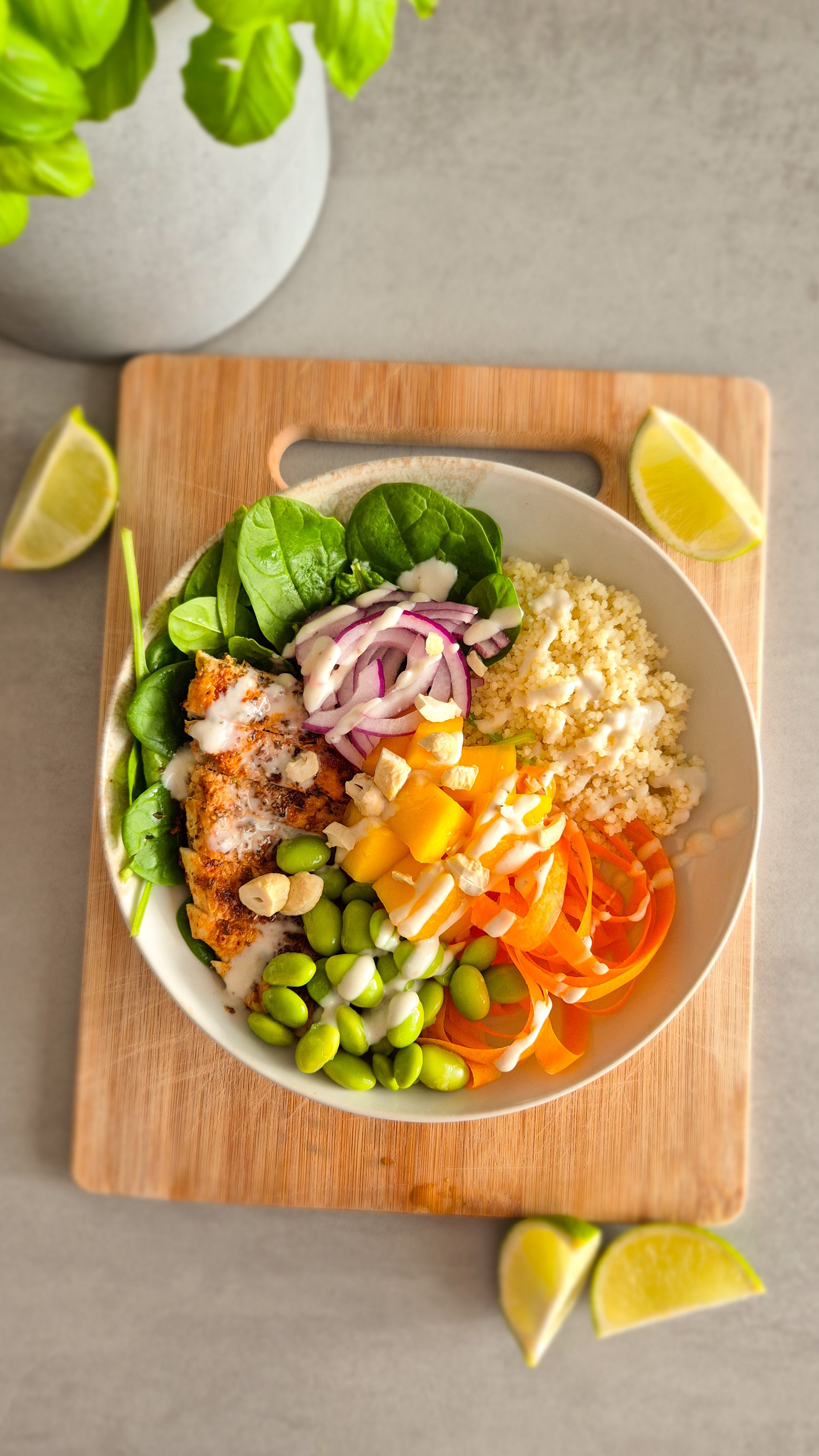Tropische Mango-Chicken-Bowl mit Kokos-Limetten-Dressing