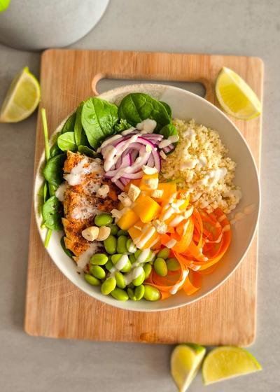 Tropische Mango-Chicken-Bowl mit Kokos-Limetten-Dressing - Hauptbild
