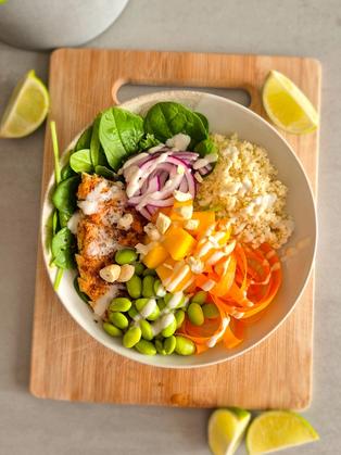 Tropische Mango-Chicken-Bowl mit Kokos-Limetten-Dressing