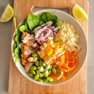 Tropische Mango-Chicken-Bowl mit Kokos-Limetten-Dressing