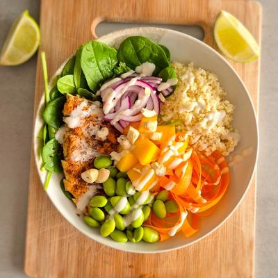 Tropische Mango-Chicken-Bowl mit Kokos-Limetten-Dressing