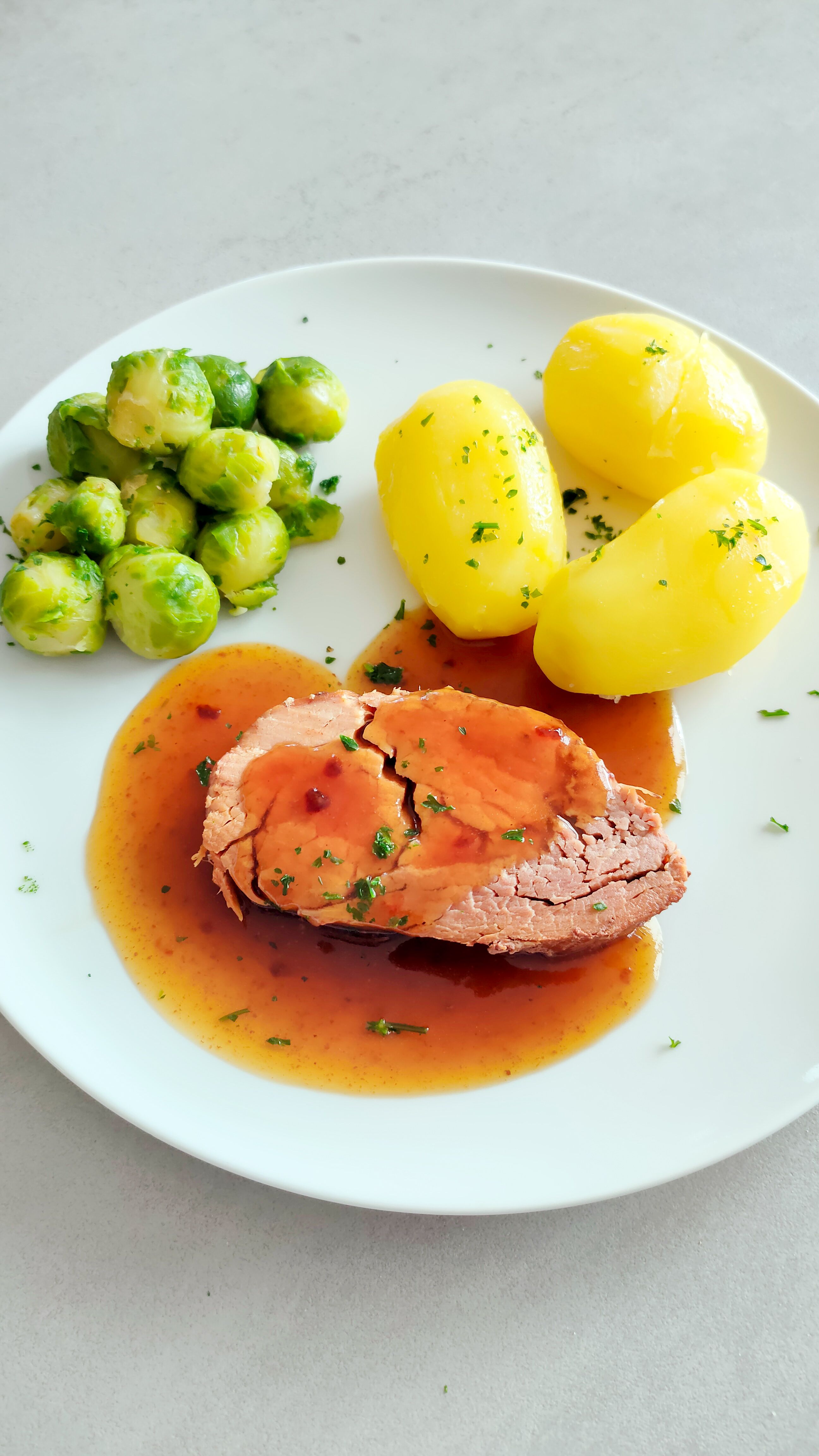 Klassischer Schweinebraten mit Soße