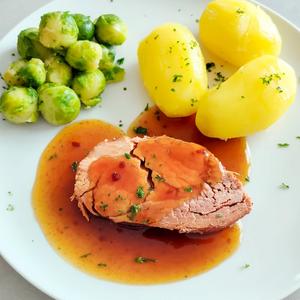 Klassischer Schweinebraten mit Soße