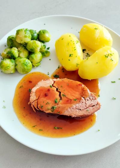 Klassischer Schweinebraten mit Soße - Hauptbild