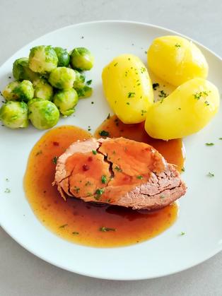 Klassischer Schweinebraten mit Soße