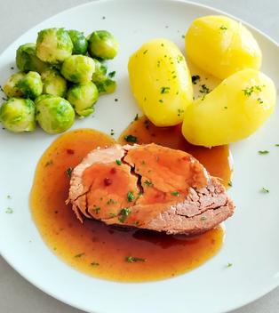 Klassischer Schweinebraten mit Soße