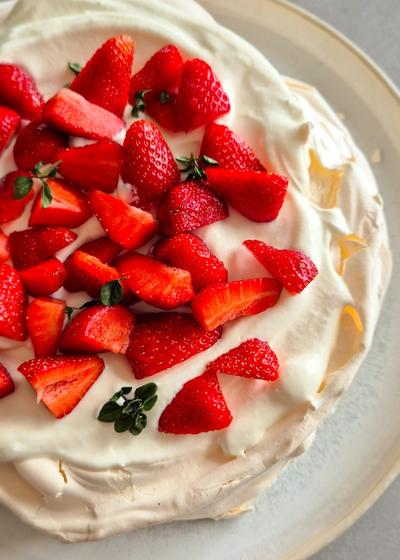 Pavlova mit Mascarpone-Creme und Erdbeeren - Bild 3