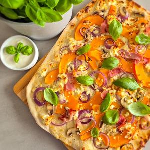 Herbstlicher Flammkuchen mit Kürbis und Feta
