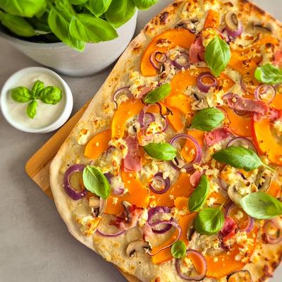 Herbstlicher Flammkuchen mit Kürbis und Feta
