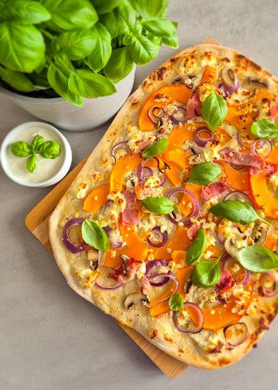 Flammkuchen mit Kürbis, Schinken und Feta frisch aus dem Ofen
