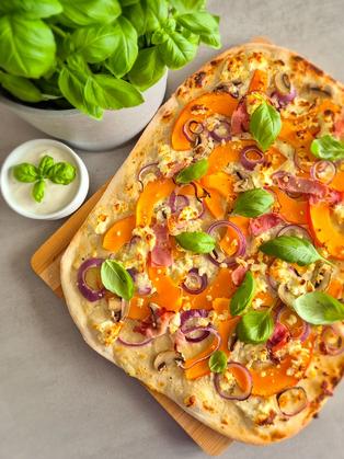 Herbstlicher Flammkuchen mit Kürbis und Feta