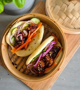 Fluffige Bao Buns mit knusprigem koreanischem Hähnchen – Streetfood Fusion zum Verlieben
