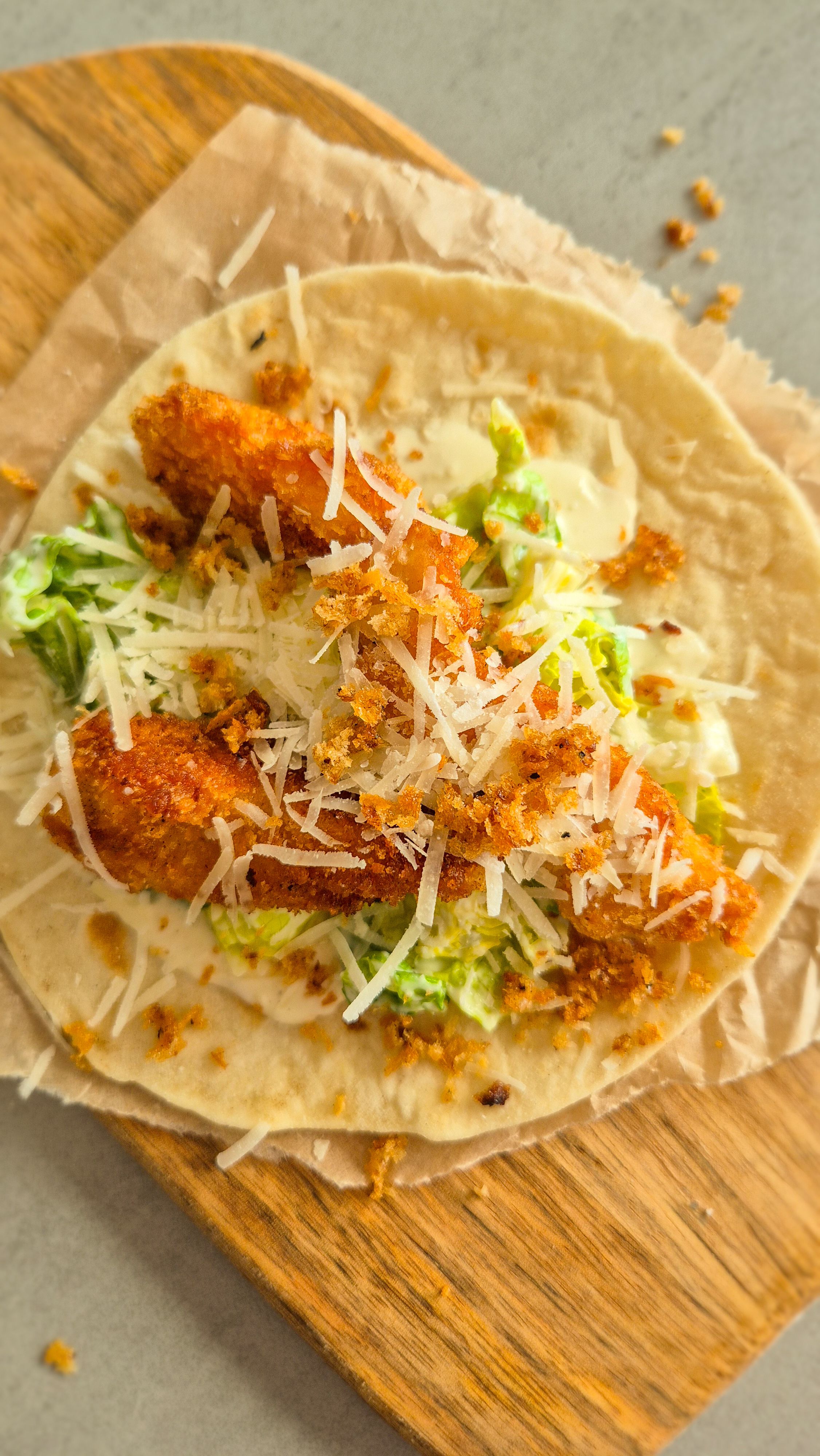 Crispy Chicken Tacos mit Caesar Salad und extra Panko-Parmesan Crunch in Weizentortillas gefüllt.