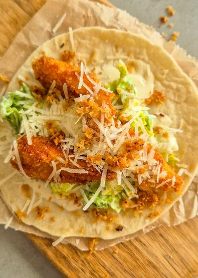 Crispy Chicken Tacos mit Caesar Salad und extra Panko-Parmesan Crunch in Weizentortillas gefüllt.