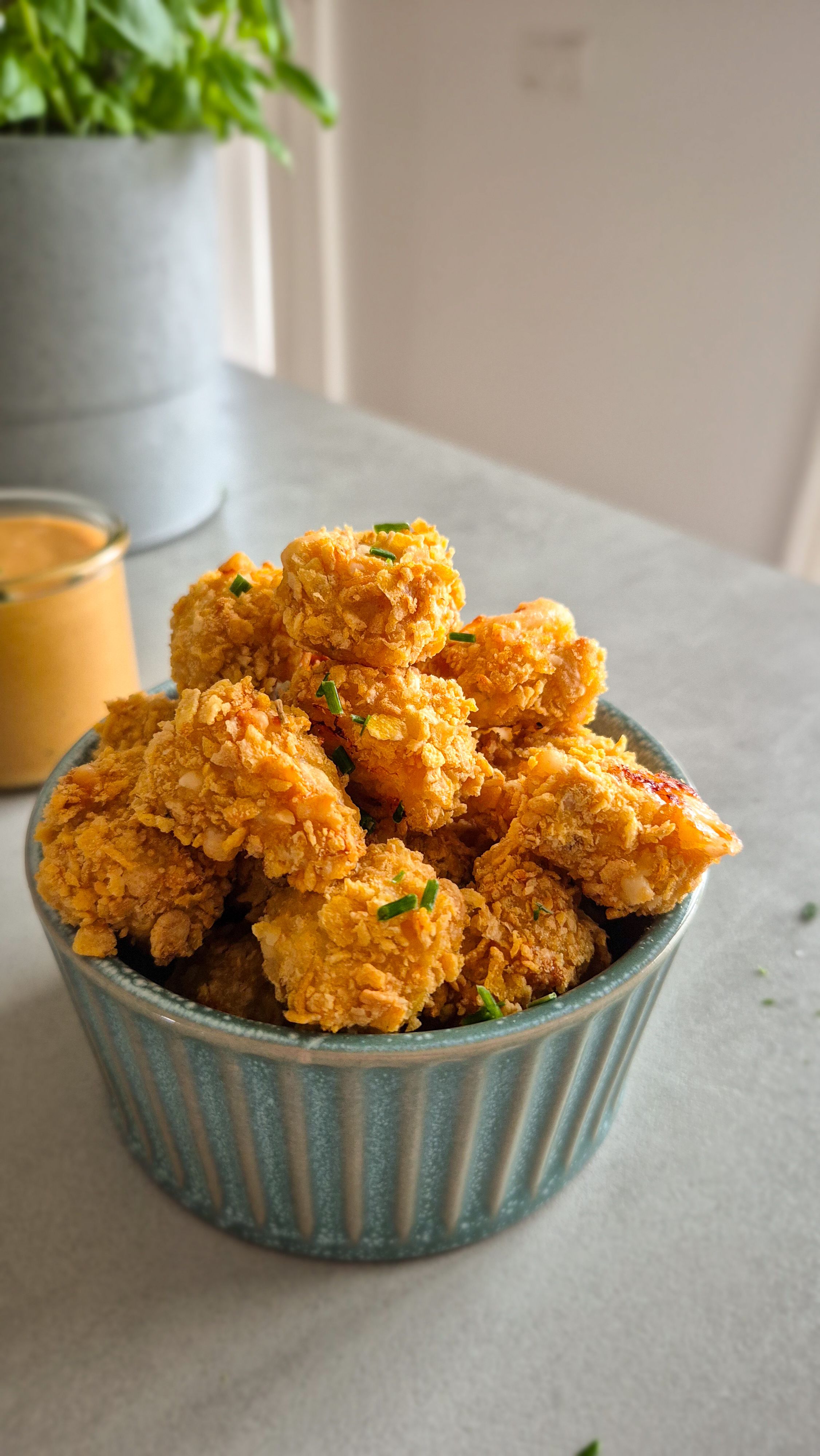 Knusprige Parmesan Chicken Bites aus dem Ofen in einer Schale mit würzigem Chick-Fil-A Dip.
