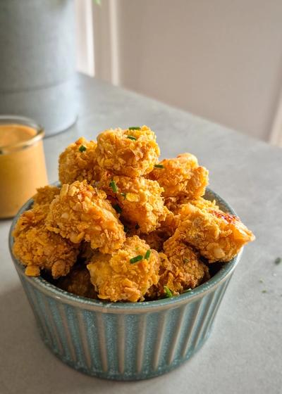 Knusprige Parmesan Chicken Bites aus dem Ofen in einer Schale mit würzigem Chick-Fil-A Dip.