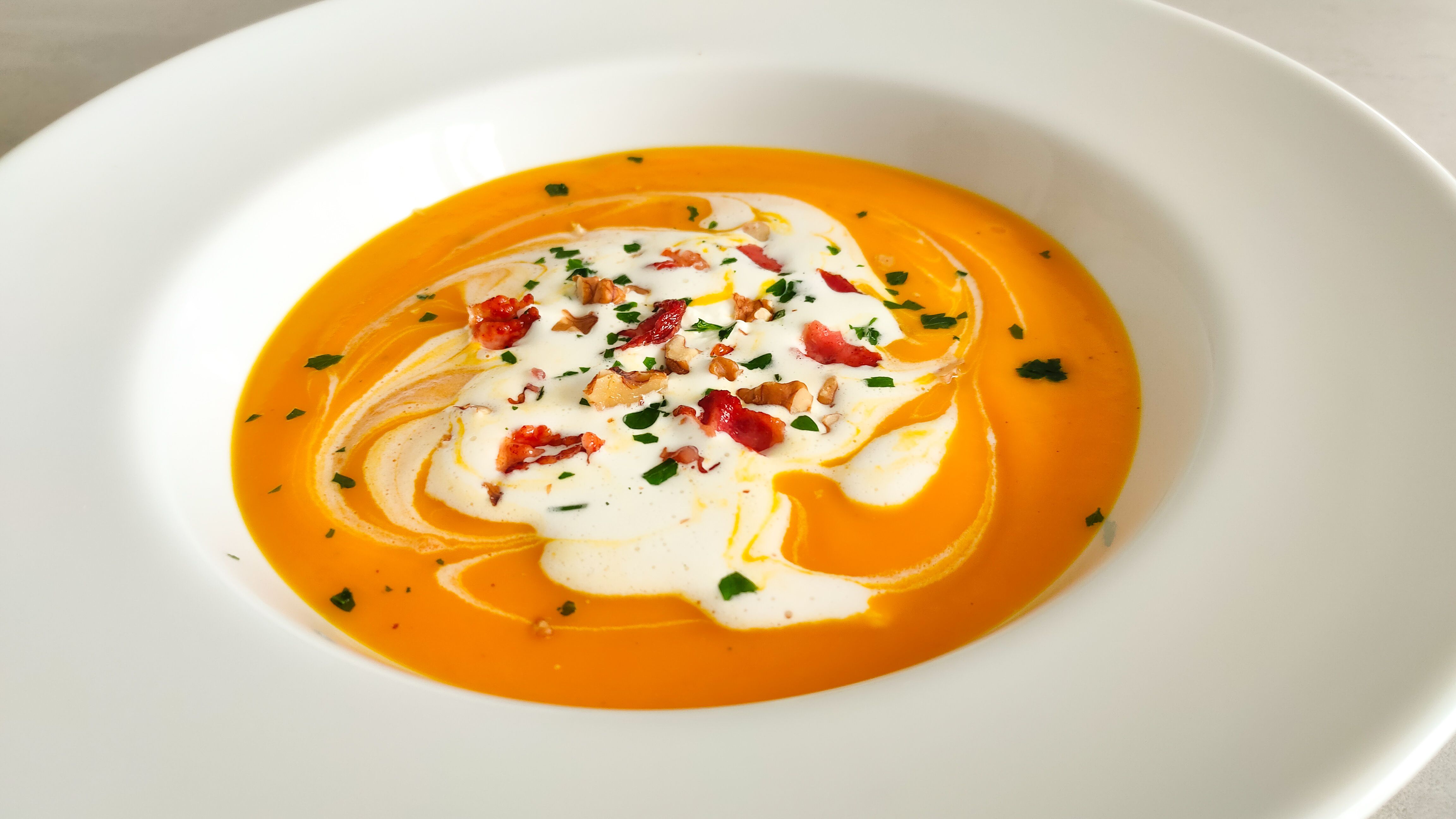 Cremige Hokkaido-Kürbissuppe mit Bacon und Ahornsirup