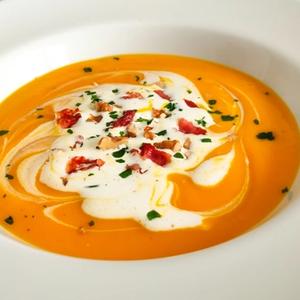 Cremige Hokkaido-Kürbissuppe mit Bacon und Ahornsirup