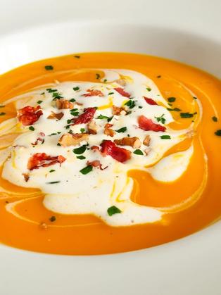 Cremige Hokkaido-Kürbissuppe mit Bacon und Ahornsirup