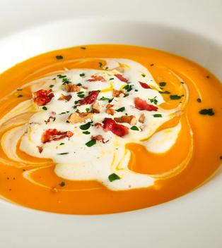 Cremige Kürbissuppe mit geröstetem Hokkaido