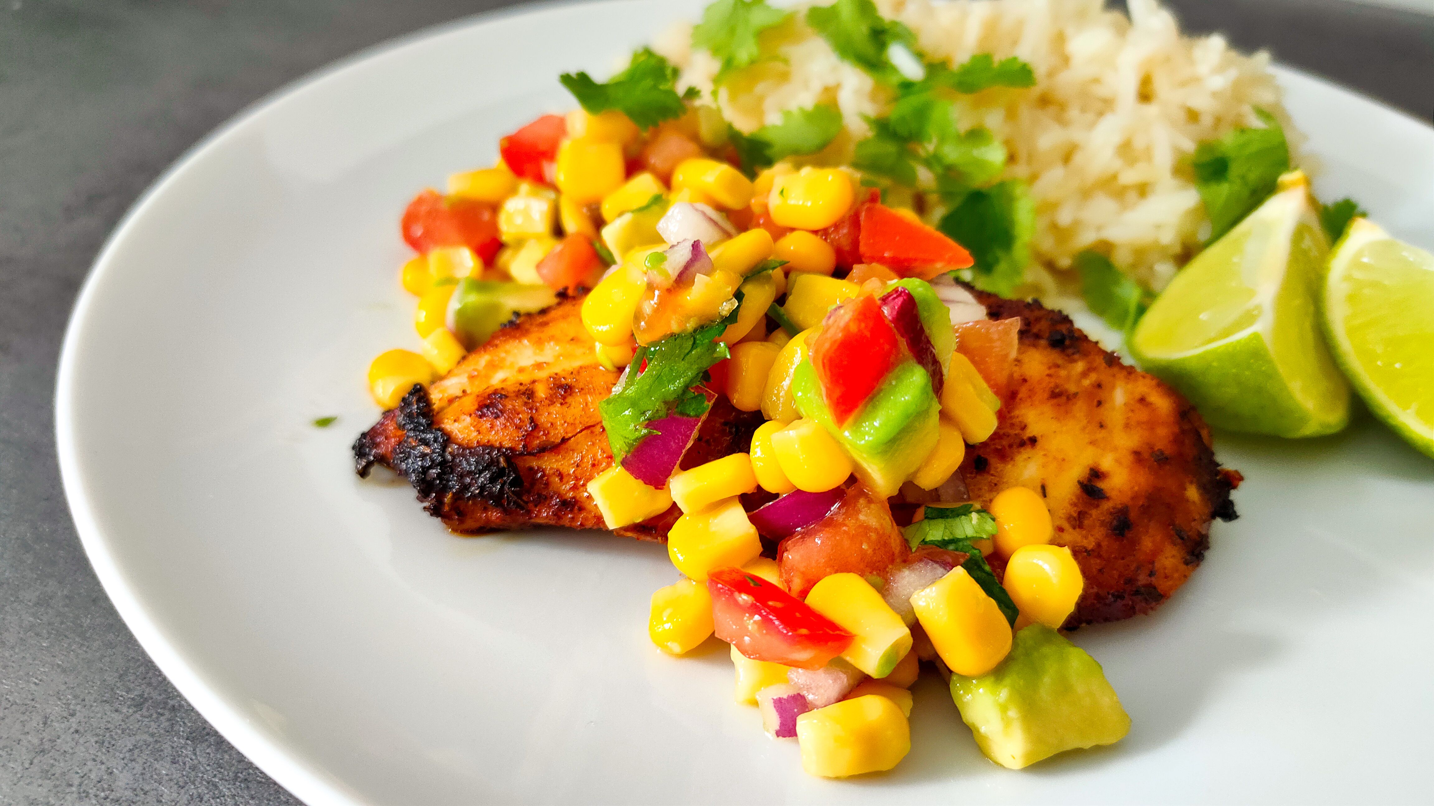 Hähnchen Cajun Style mit Avocado-Mais-Salsa