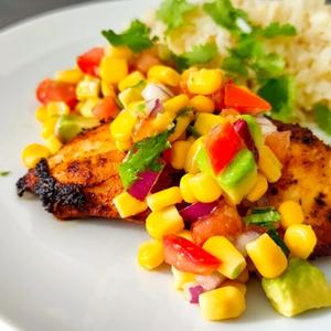 Hähnchen Cajun Style mit Avocado-Mais-Salsa