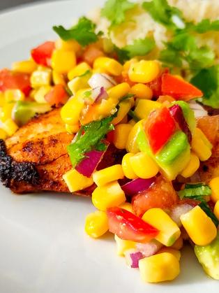 Hähnchen Cajun Style mit Avocado-Mais-Salsa