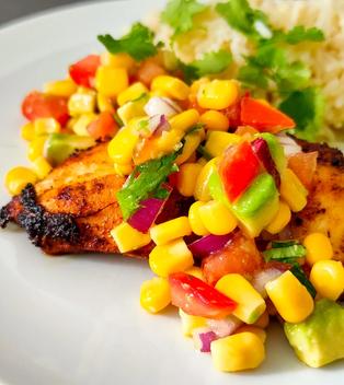 Hähnchen Cajun Style mit Avocado-Mais-Salsa
