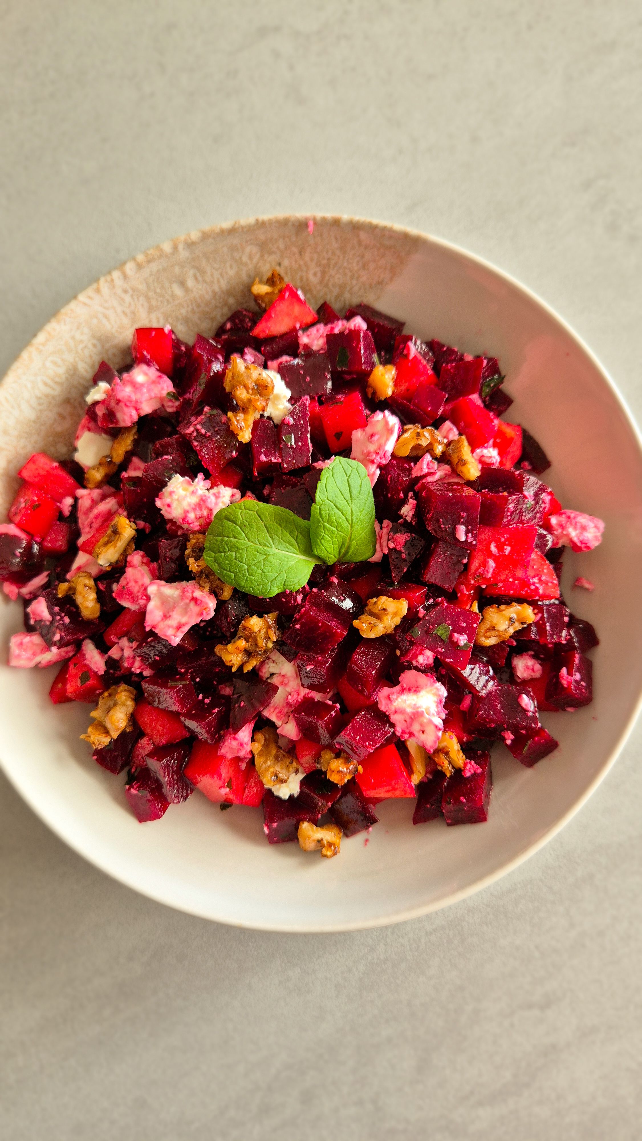 Rote-Bete-Salat mit Feta & Walnuss-Crunch