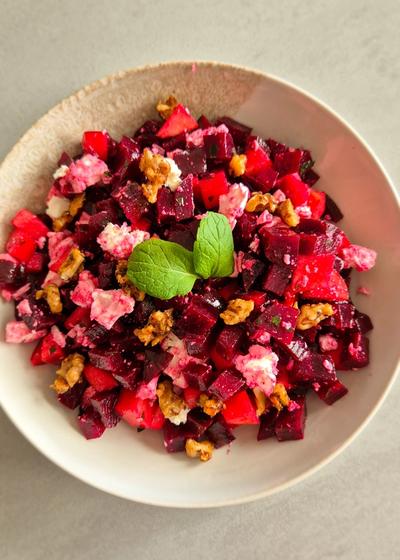 Rote Beete Salat mit Feta, Minze und kandierten Walnüssen in einer Schüssel.