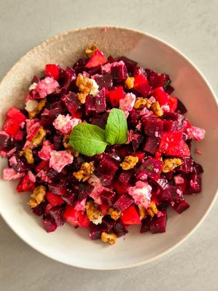 Rote-Bete-Salat mit Feta & Walnuss-Crunch