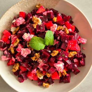 Rote-Bete-Salat mit Feta & Walnuss-Crunch